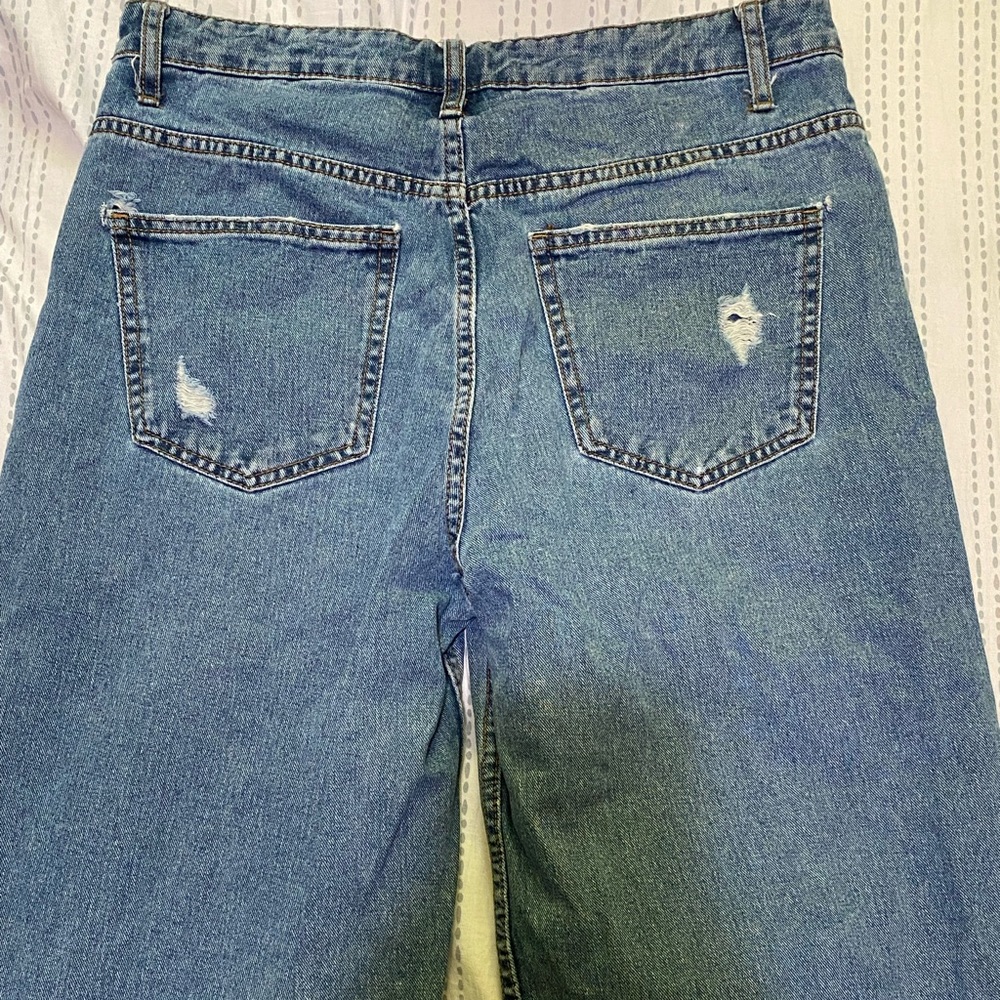 High waist loose fit ripped jeans